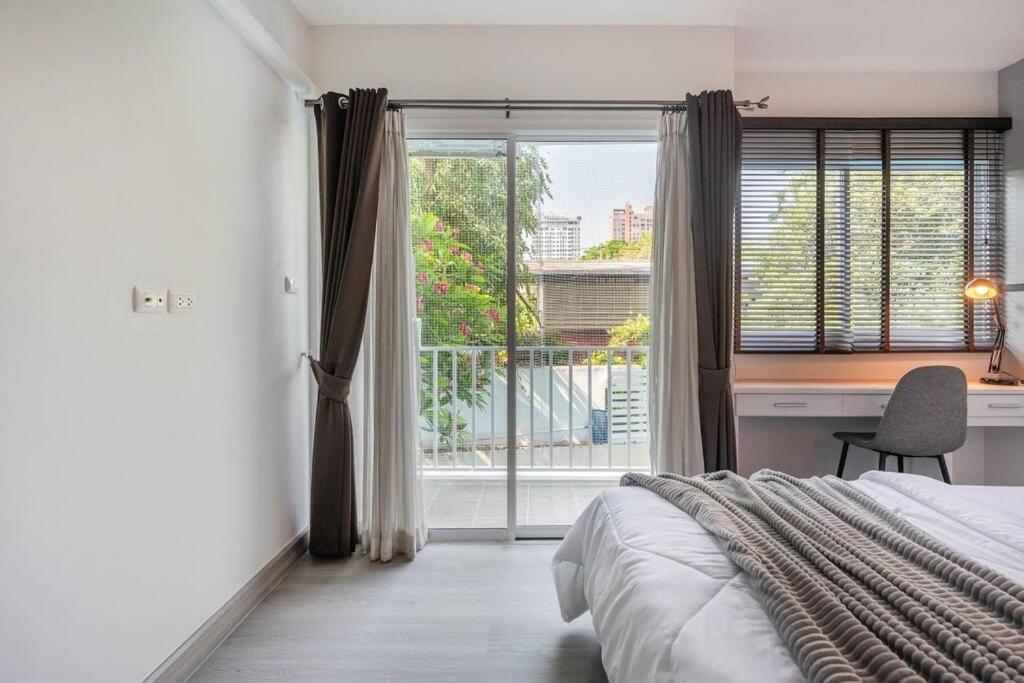Apartamento Sense Of London Bts Baring Ban Khlong Samrong Exterior foto